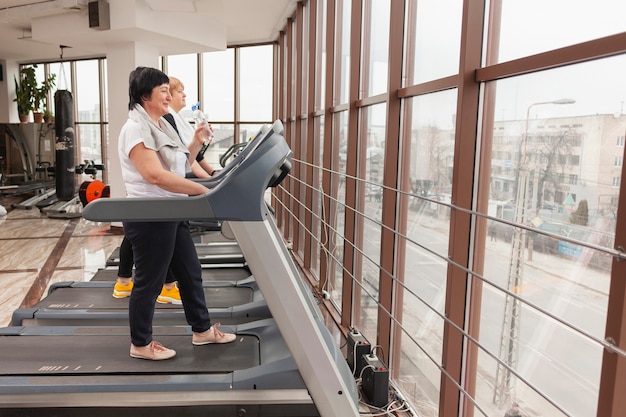 Vista lateral de mujeres en el gimnasio