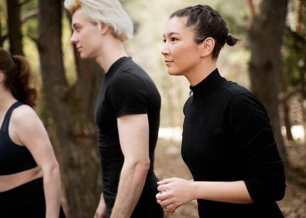 Foto gratuita vista lateral mujeres haciendo deporte juntas