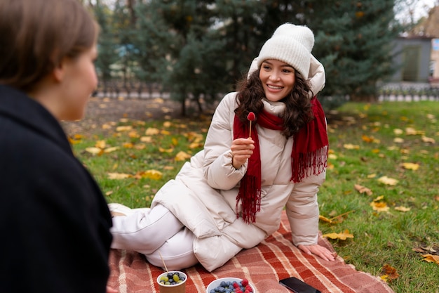 Foto gratuita vista lateral mujeres haciendo picnic en el parque