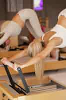 Foto gratuita vista lateral mujeres haciendo pilates juntas