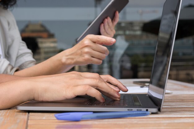 Vista lateral de mujeres de negocios que trabajan al aire libre