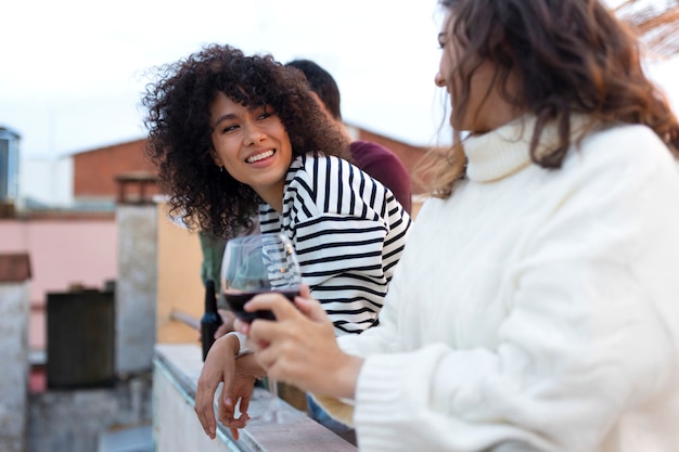 Foto gratuita vista lateral de mujeres sonrientes en fiesta