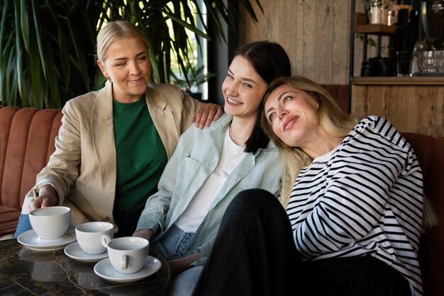 Vista lateral de mujeres sonrientes tomando café