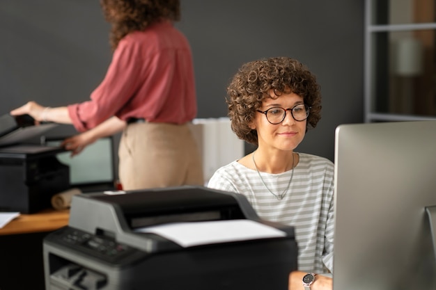 Foto gratuita vista lateral de mujeres trabajando juntas