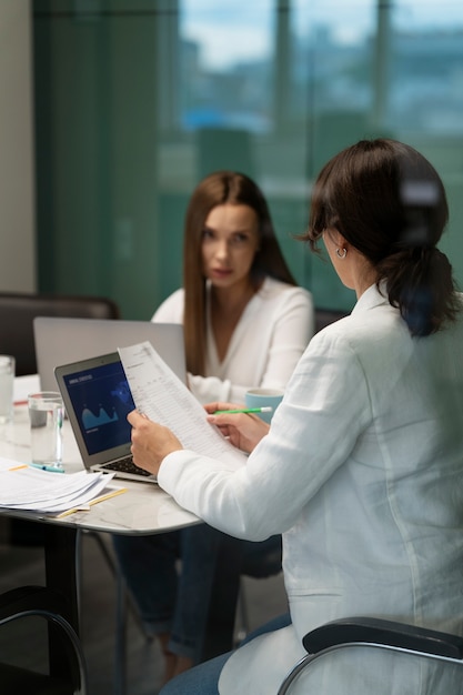 Foto gratuita vista lateral de mujeres trabajando juntas