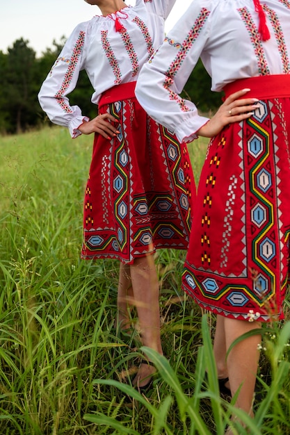 Foto gratuita vista lateral de mujeres vestidas con ropa tradicional.