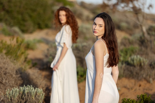 Vista lateral de mujeres con vestidos blancos.