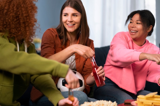 Vista lateral mujeres viendo deportes