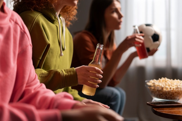 Foto gratuita vista lateral mujeres viendo deportes