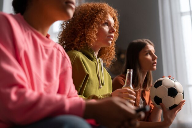 Vista lateral mujeres viendo deportes