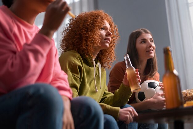 Vista lateral mujeres viendo deportes