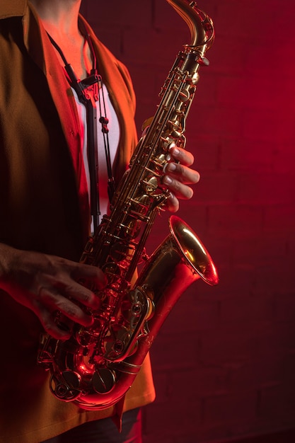 Vista lateral del músico tocando el saxofón