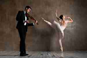 Foto gratuita vista lateral del músico con violín y bailarina bailarina