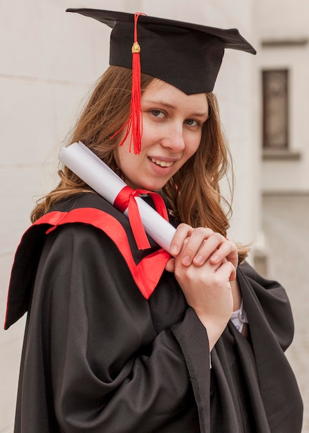 Vista lateral, niña, con, diploma