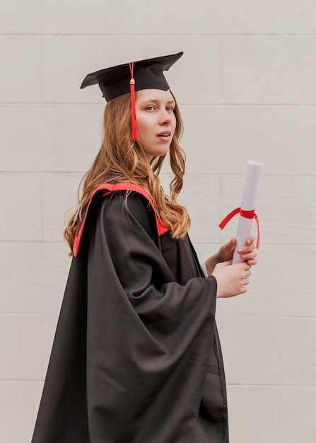 Vista lateral, niña, con, diploma