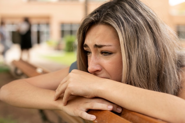 Foto gratuita vista lateral niña triste llorando en la escuela