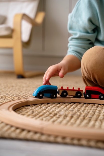 Vista lateral niño jugando con tren