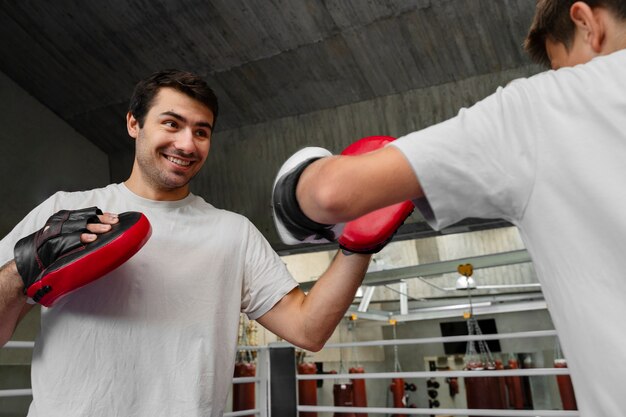 Foto gratuita vista lateral niño practicando boxeo