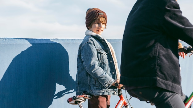 Foto gratuita vista lateral de los niños en bicicleta fuera