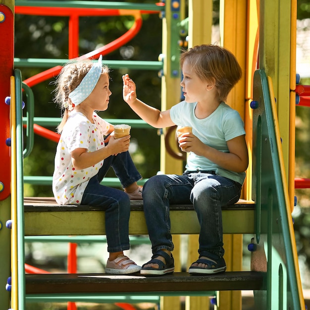 Foto gratuita vista lateral niños jugando en el parque