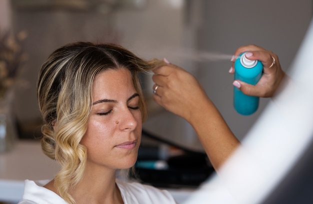 Foto gratuita vista lateral de la novia arreglándose el pelo