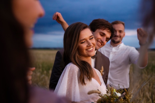 Foto gratuita vista lateral de la novia y el novio sonrientes