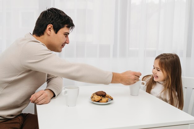 Vista lateral de padre e hija, pasar tiempo juntos en casa