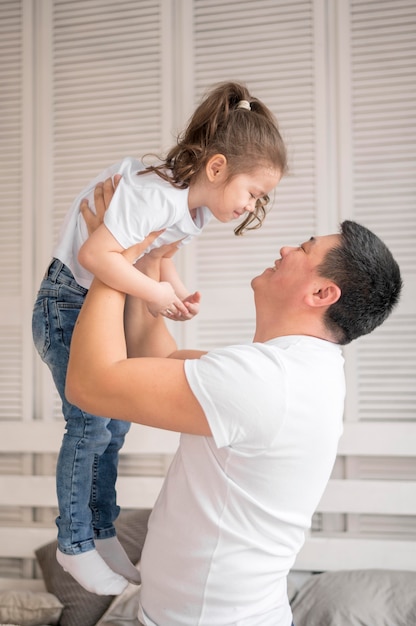 Foto gratuita vista lateral padre e hija