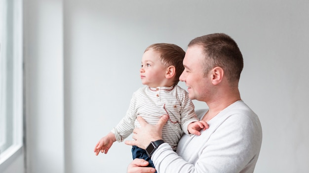 Foto gratuita vista lateral del padre feliz con niño