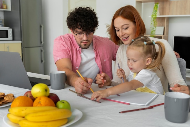 Foto gratuita vista lateral padres con linda chica en casa