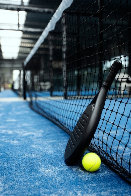 Foto gratuita vista lateral de la paleta y la pelota en el campo