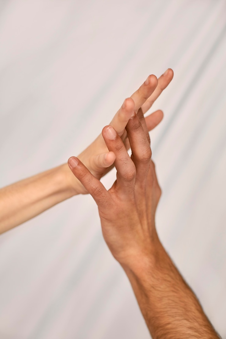 Foto gratuito vista lateral de una pareja cogida de la mano