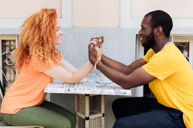 Foto gratuita vista lateral de la pareja cogidos de la mano