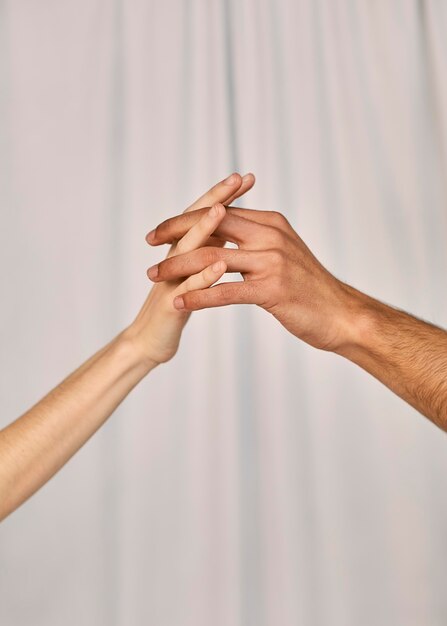 Vista lateral de la pareja cogidos de la mano