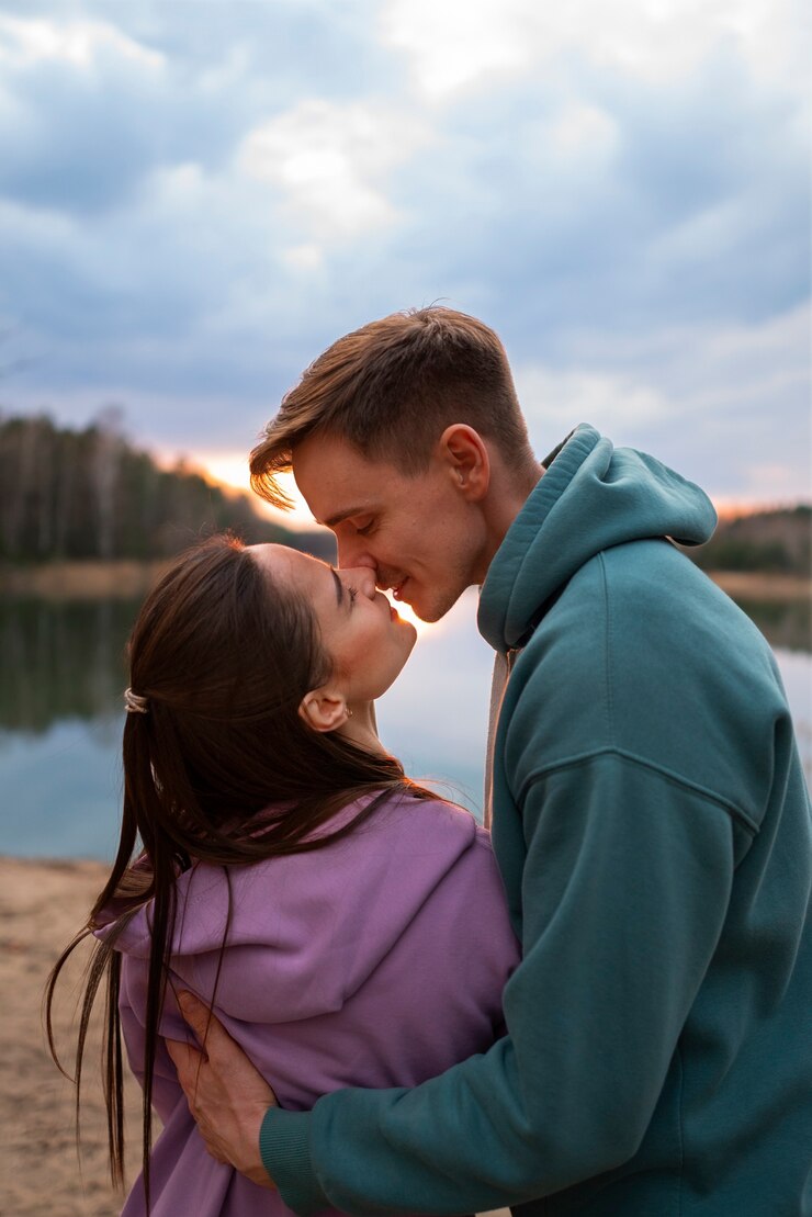 Foto gratuito vista lateral pareja romántica al aire libre