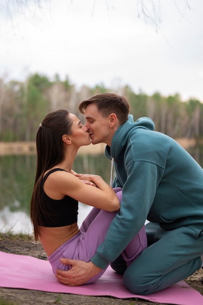 Foto gratuita vista lateral pareja romántica al aire libre