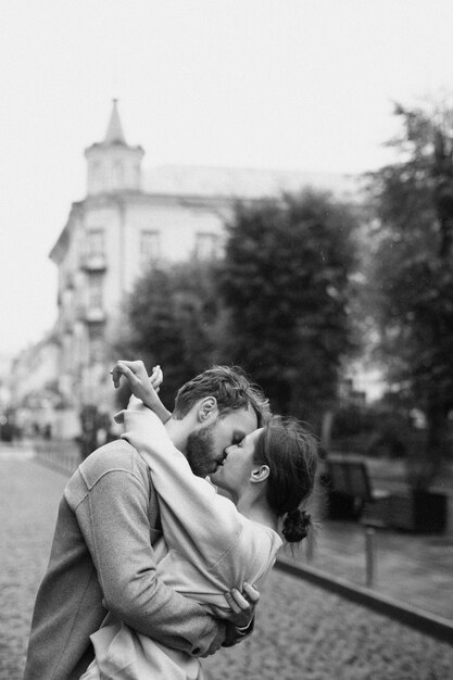 Vista lateral pareja romántica besándose al aire libre