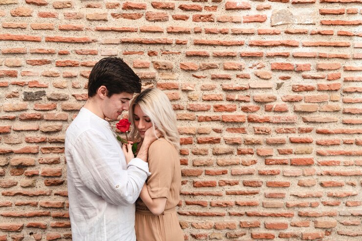Foto gratuito vista lateral de la pareja romántica con rose
