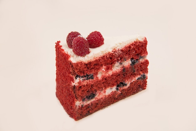 Vista lateral del pastel rojo con bayas