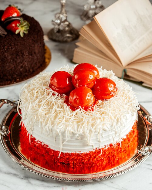 Vista lateral del pastel de terciopelo rojo sobre la mesa
