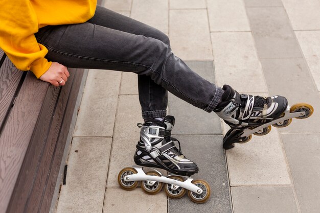 Vista lateral de patines en línea para mujer