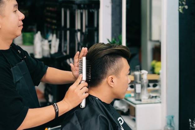 Vista lateral del peinado de peluquería para clientes masculinos