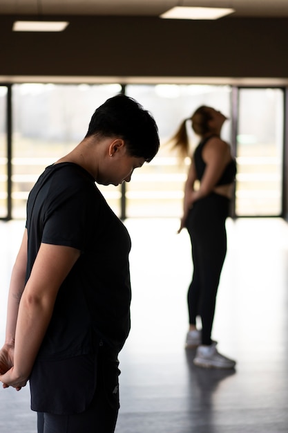 Foto gratuita vista lateral de personas entrenando en el gimnasio