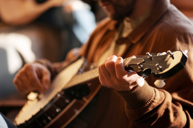 Foto gratuita vista lateral de personas haciendo música