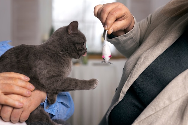 Foto gratuita vista lateral de personas mayores con gato