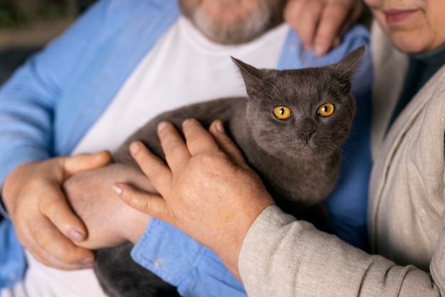 Foto gratuita vista lateral de personas mayores con gato