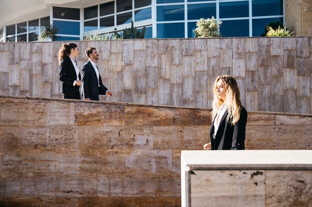 Vista lateral de personas de negocios en escaleras