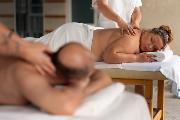 Vista lateral de personas recibiendo un masaje