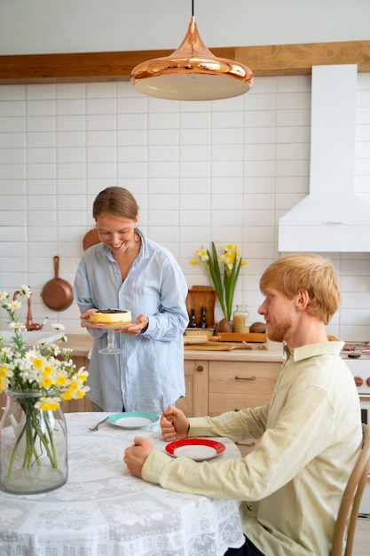 Foto gratuita vista lateral de personas relajándose en interiores