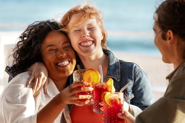 Foto gratuita vista lateral de personas sonrientes con sangría